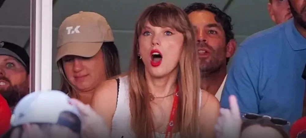 Taylor Swift Super Bowl Props For Screen Time, Proposal, and More